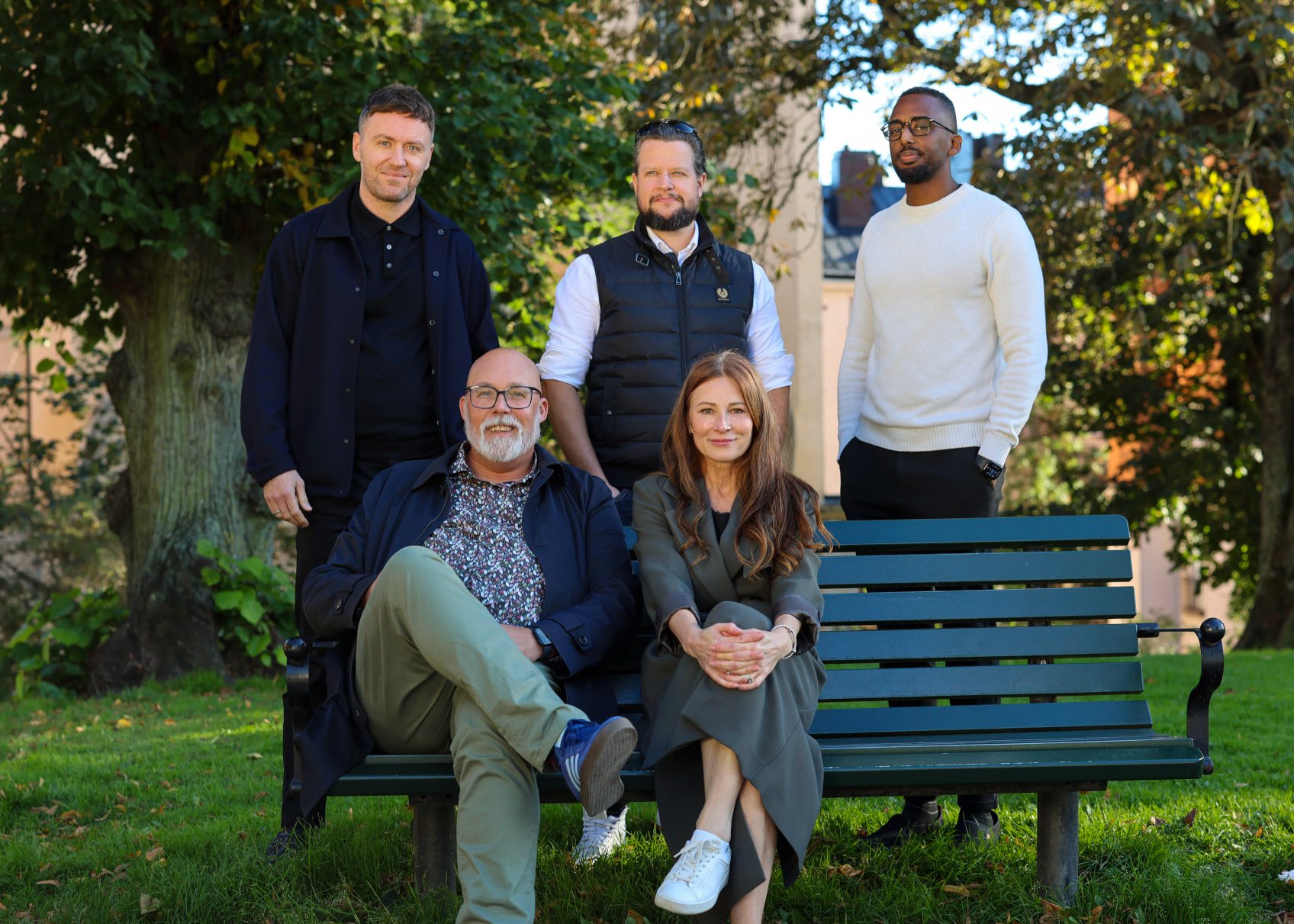 MABRIQ-teamet på en parkbänk